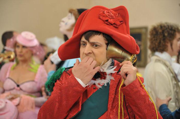 Biết chuyện, trung úy Rzhevsky, bậc thầy về tán tỉnh đã lên kế hoạch "giả gái" để chinh phục Napoléon tạo nên nhiều tình huống hài hước.