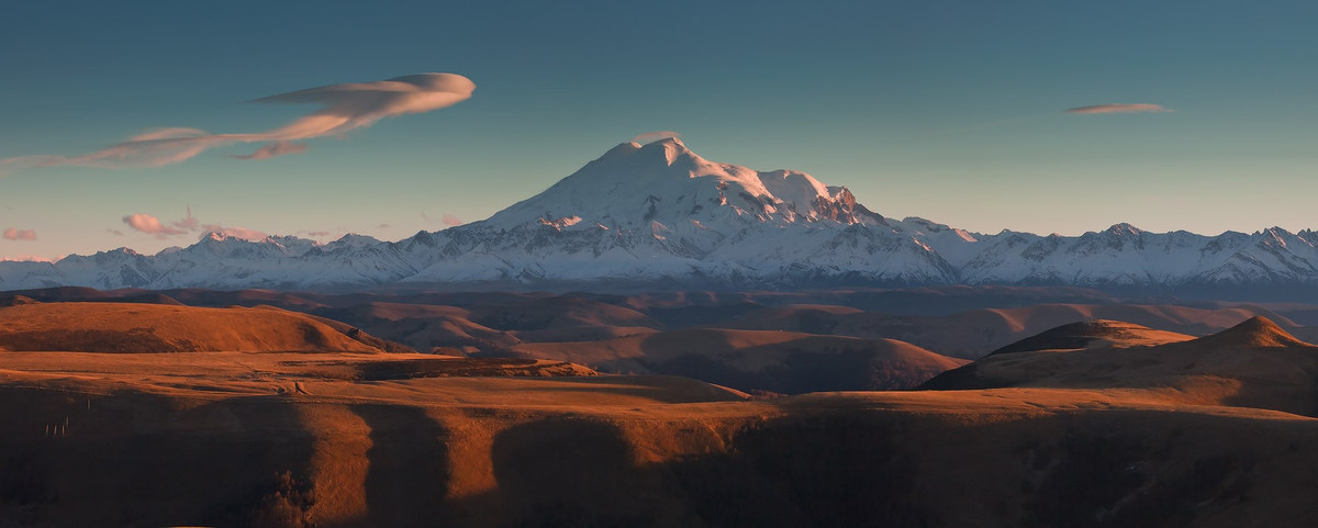 Theo World Atlas, Elbrus, ngọn núi lửa không còn hoạt động, nằm ở dãy núi Kavkaz, miền nam nước Nga, là đỉnh núi cao nhất châu Âu với độ cao 5.642 mét.