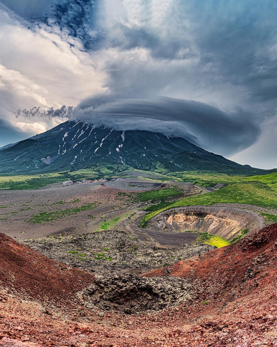 Ushishir là một hòn đảo núi lửa không có người ở nằm ở trung tâm của chuỗi quần đảo Kuril ở biển Okshotsk ở tây bắc Thái Bình Dương.