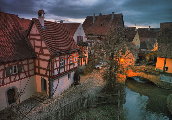 Họ ước tính rằng thị trấn là nơi chứa hơn 72.000 tấn đá quý.