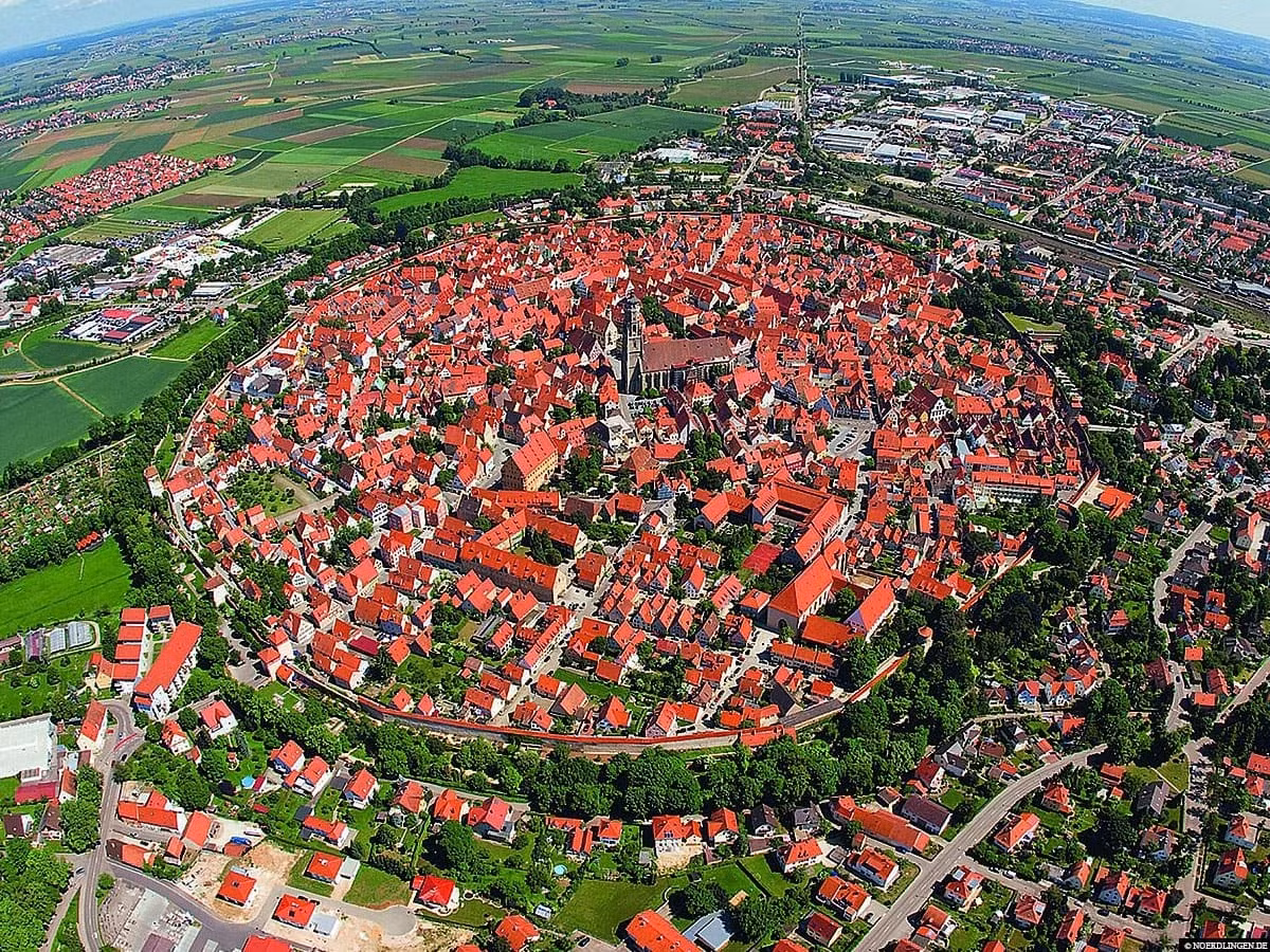 Theo Business Insider, cách đây khoảng 15 triệu năm trước, một tiểu hành tinh đã va vào khu vực này với tốc độ 25km/s, tạo ra một chiếc hố khổng lồ có đường kính 24km, sâu 100 đến 150 mét.