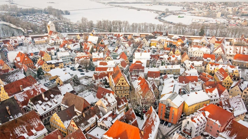 Điều đặc biệt của chiếc hố này là nó ẩn chứa lượng lớn đá thô suevite, loại đá chứa các thành phần thủy tinh, pha lê và kim cương.