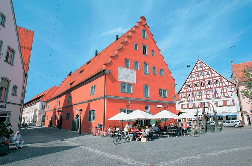 Nguyên nhân cũng một phần bởi do những viên kim cương tự nhiên nằm trong đá suevite có kích thước siêu nhỏ, chỉ bé hơn 0,2mm nên hầu như không thể nhìn thấy bằng mắt thường.