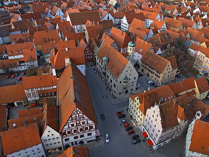 ... và tới một thập kỷ sau, các nhà khoa học mới phân tích các tảng đá và phát hiện những viên kim cương vô tình được rải khắp thị trấn.