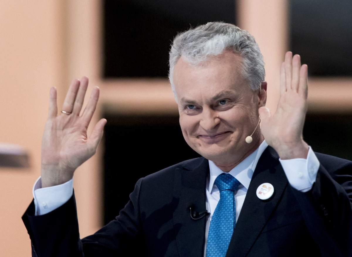 Năm 1996 - 2000, ông giữ chức vụ Giám đốc Vụ Chính sách Tiền tệ của Ngân hàng Litva.