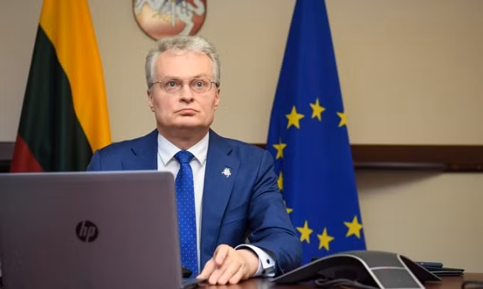 Tới năm 2004, ông trở thành cố vấn cho cực Tổng thống Litva Valdas Adamkus.