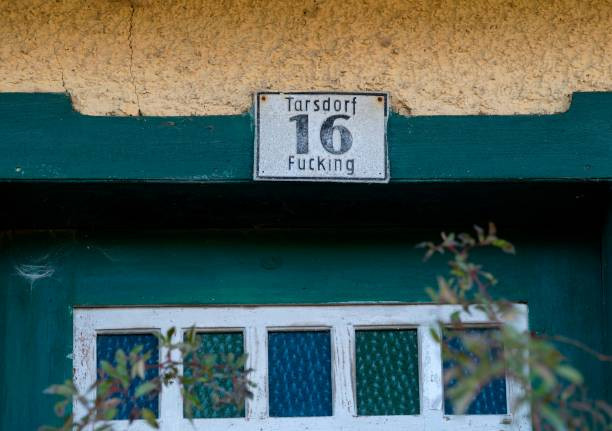 Tuy nhiên, cách phát âm của nó trong tiếng Anh gần giống với một từ chửi thề.