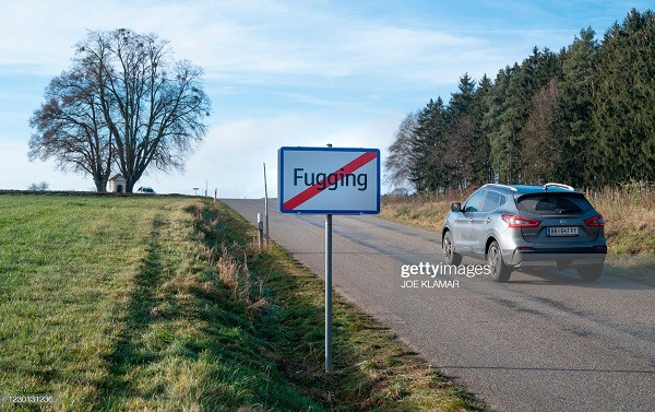 Fugging là một ngôi làng nhỏ, dân số chỉ có khoảng 100 người.