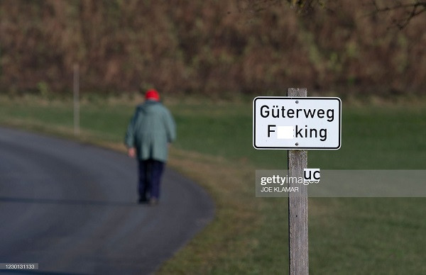 Thực tế, tên cũ của làng trong tiếng Đức cổ có nghĩa là "ngôi làng của những người Fock".