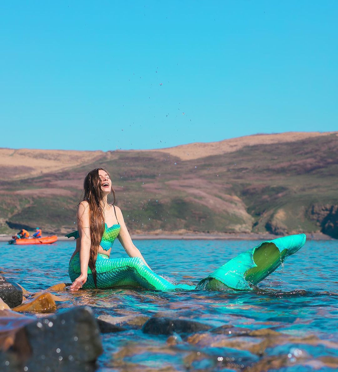 Trong một lần tình cờ đi chụp ảnh dưới nước, Anastasia quyết định hóa trang thành nàng tiên cá...