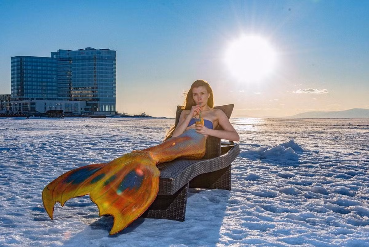 Anastasia Slobodchikova là một y tá đến từ Vladivostok, Nga nhưng lại có niềm đam mê mãnh liệt với nghề mẫu ảnh và bơi lội, đặc biệt vào mùa đông lạnh giá.