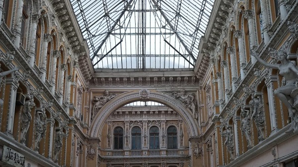 Nơi đây còn có "thiên đường mua sắm" Odessa Passage, cung cấp đầy đủ tiện nghi, từ cửa hàng, nhà hàng đến khách sạn.