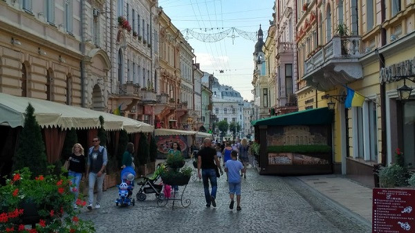 Chernivtsi là một trong những thành phố nổi bật nhất miền tây Ukraine. Sở hữu di sản kiến trúc Áo-Hung, nơi đây được mệnh danh là "Vienna thu nhỏ".