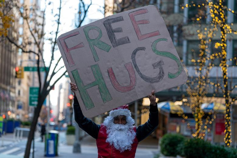 Thay vì những món quà trao tay, ông già Noel ở thành phố New York lại muốn gửi tặng mọi người những cái ôm đầy yêu thương.