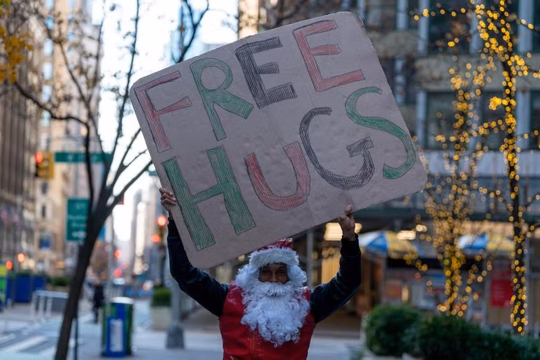 Thay vì những món quà trao tay, ông già Noel ở thành phố New York lại muốn gửi tặng mọi người những cái ôm đầy yêu thương.