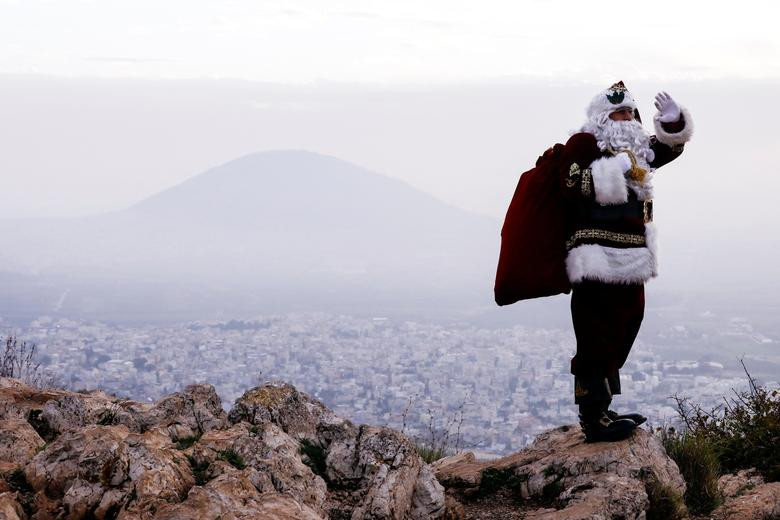 Ông già Noel ở Israel lên núi để... tạo dáng chụp ảnh.