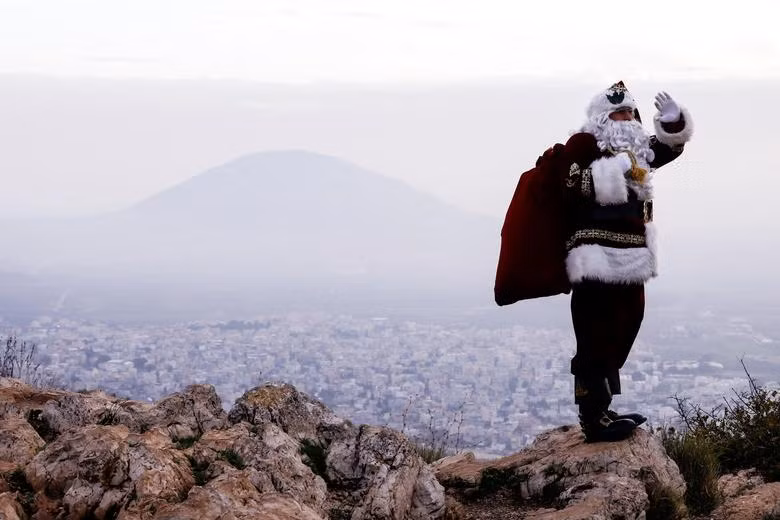 Ông già Noel ở Israel lên núi để... tạo dáng chụp ảnh.