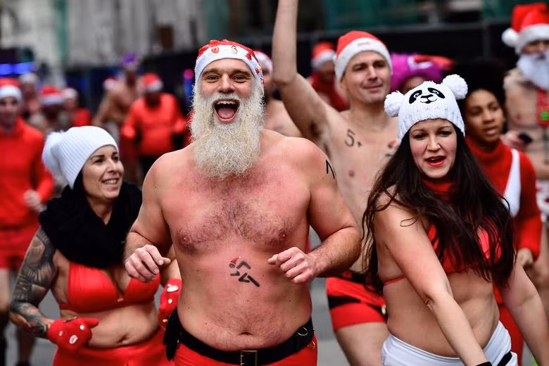 Cuộc thi chạy "bán khỏa thân" của những ông già Noel ở Budapest, Hungary.