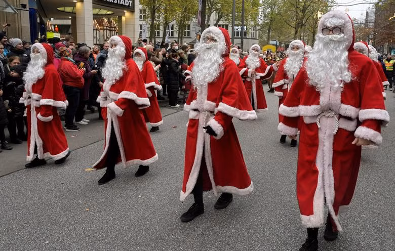 Một nhóm ông già Noel đang diễu hành trên con phố đông đúc ở Hamburg, Đức.