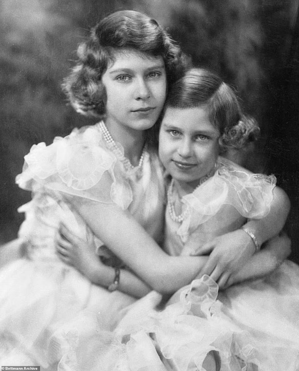 Công chúa Elizabeth không có nhiều bạn bè, người "bạn" thân thiết nhất với bà là em gái, Công chúa Margaret, Nữ bá tước xứ Snowdon.