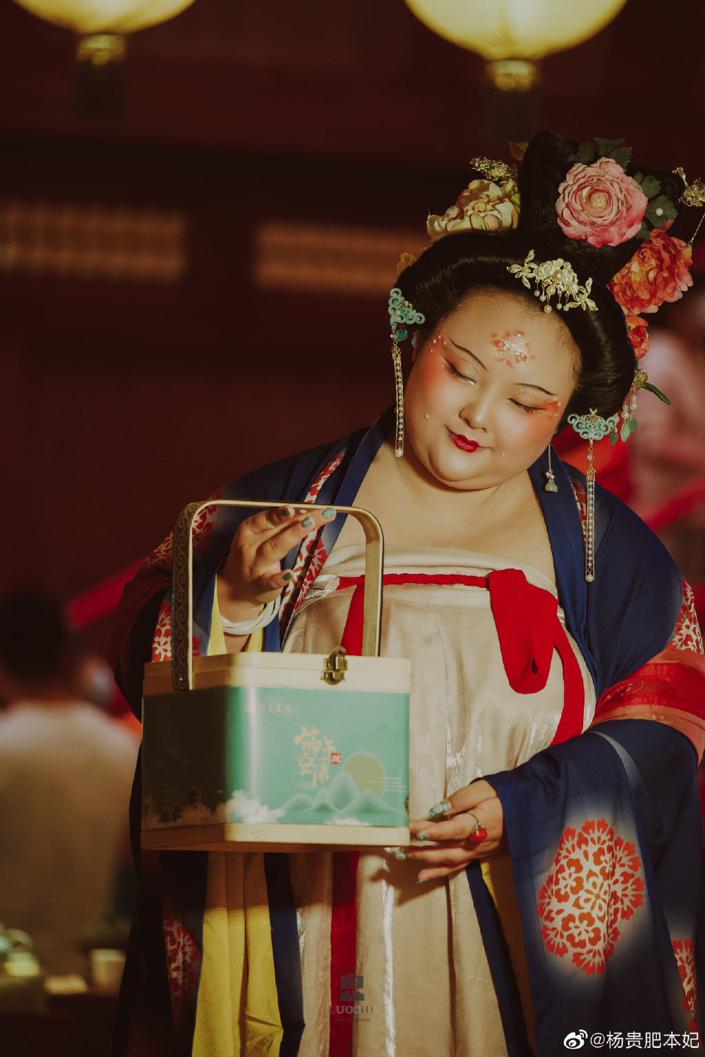 ... nên quyết định cải trang thành Dương Quý Phi, tứ đại mỹ nhân Trung Quốc tại một khu thắng cảnh phục dựng ở Tây An.