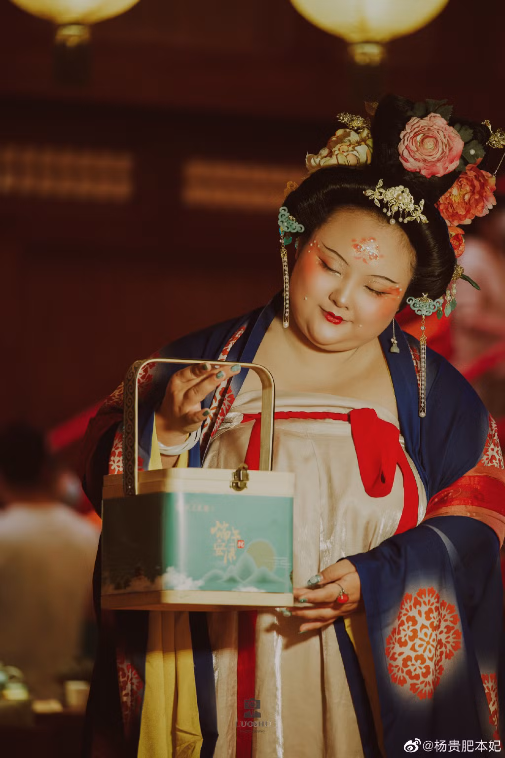 ... nên quyết định cải trang thành Dương Quý Phi, tứ đại mỹ nhân Trung Quốc tại một khu thắng cảnh phục dựng ở Tây An.