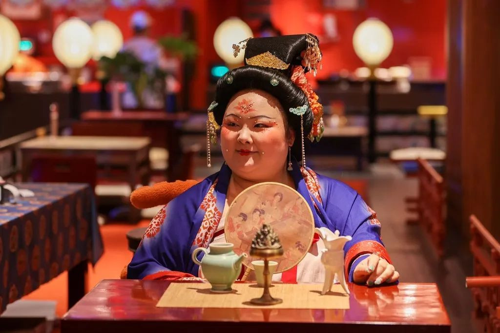 Vương Vũ năm nay 28 tuổi, có niềm đam mê với lịch sử và Hán phục Trung Hoa...