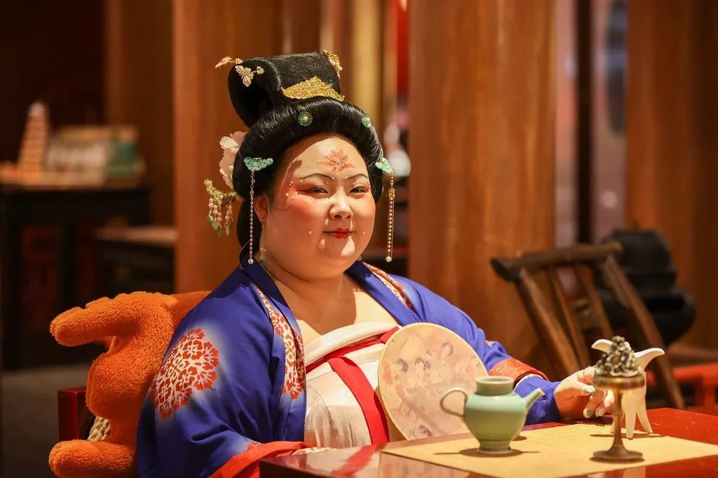 Thời gian gần đây, cộng đồng mạng Trung Quốc dành nhiều sự quan tâm trước màn hóa trang Dương Quý Phi của một cô nàng mũm mĩm tên Vương Vũ.