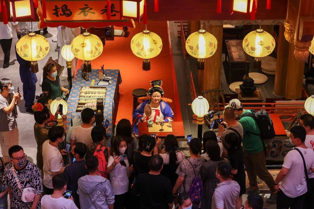 Vương Vũ cũng cho hay, mỗi ngày cô đều phải hóa trang suốt 9 tiếng.