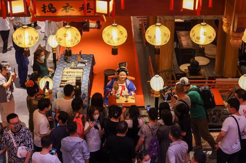 Vương Vũ cũng cho hay, mỗi ngày cô đều phải hóa trang suốt 9 tiếng.