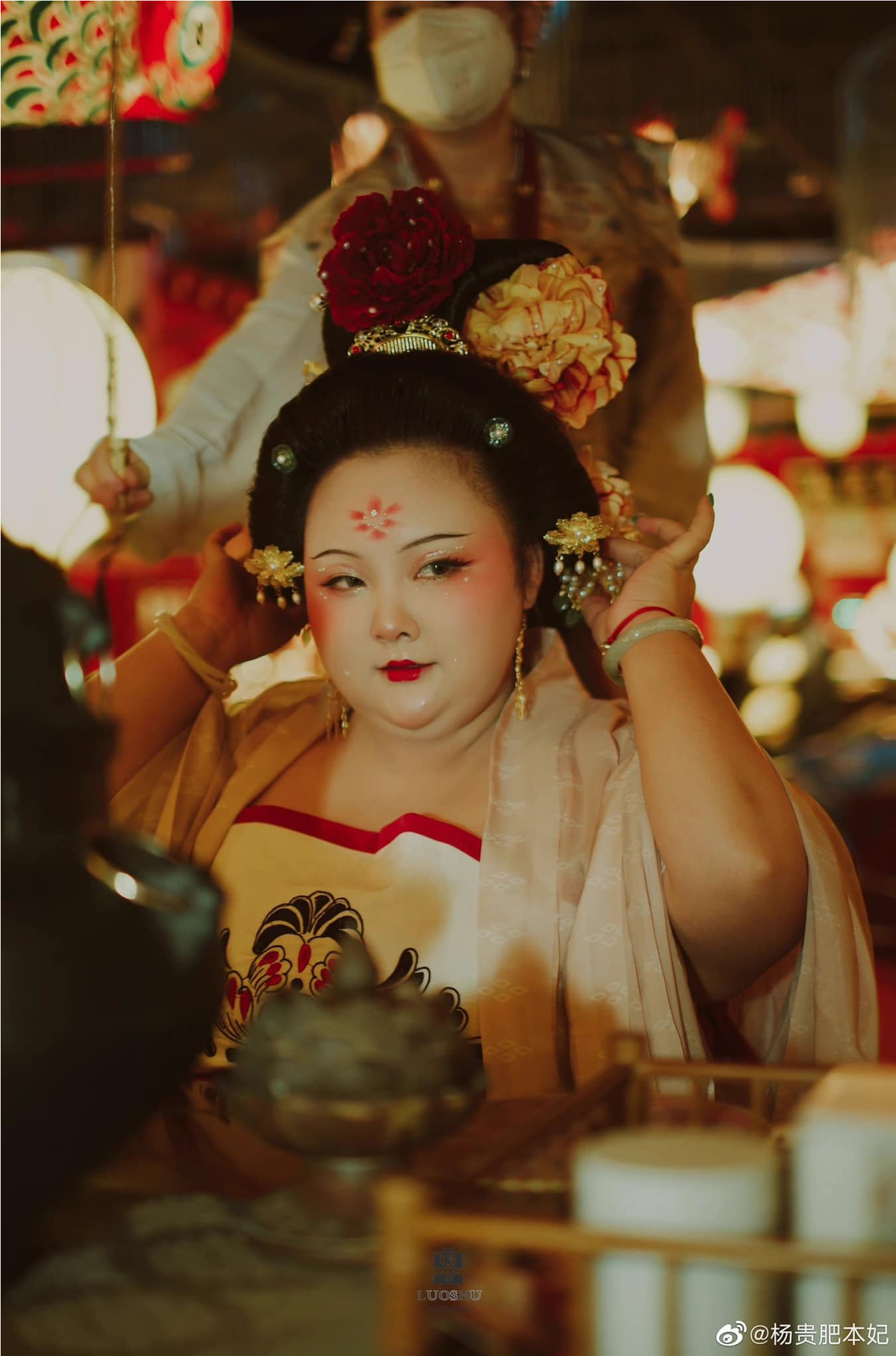 Chia sẻ về quá khứ, Vương Vũ cho biết ngoại hình mũm mĩm hiện tại của cô là do tác dụng phụ của thuốc điều trị bệnh.