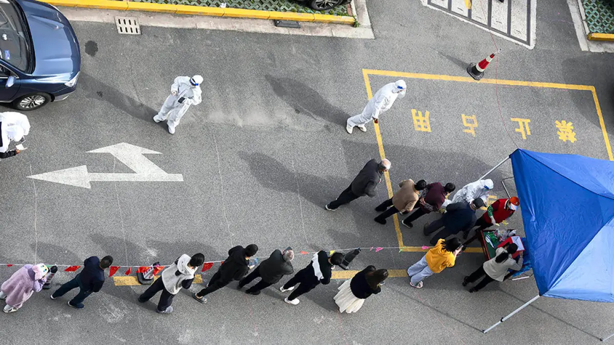 Hàng nghìn người phải cách ly trong các cơ sở điều trị sau khi có kết quả dương tính, dù có triệu chứng hay không.