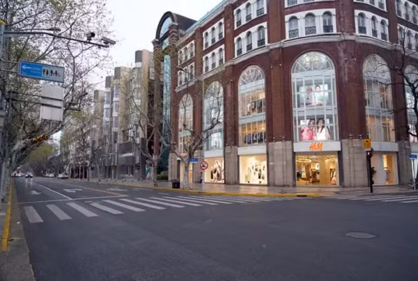 ... tới các khu thương mại gần như vắng bóng người sau khi Thượng Hải áp dụng lệnh phong tỏa toàn thành phố.