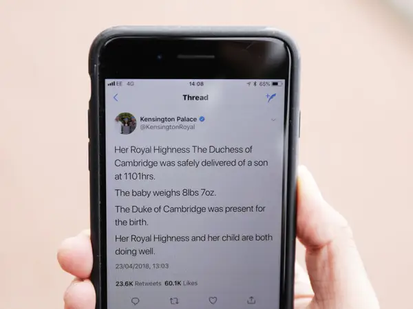 Ngày nay, thông báo này được đăng tải trên Twitter chính thức của Cung điện Kensington cũng như các cổng của cung điện.