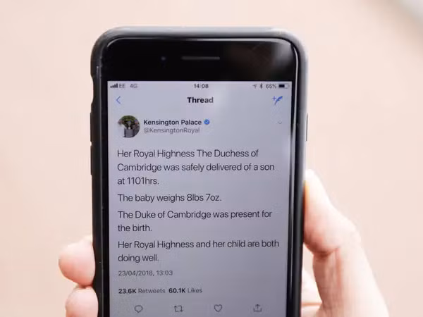 Ngày nay, thông báo này được đăng tải trên Twitter chính thức của Cung điện Kensington cũng như các cổng của cung điện.