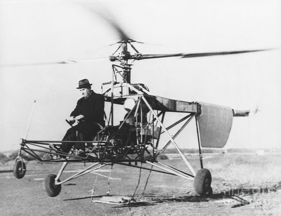 Sikorsky R-4 là máy bay đầu tiên trên thế giới được sản xuất hàng loạt và là trực thăng đầu tiên đưa vào trang bị trong Lục quân, Hải quân, Lực lượng Bảo vệ Bờ biển Hoa Kỳ và Lực lượng Không quân và Hải quân Hoàng gia của Vương quốc Anh. Người thiết kế nó là Igor Sikorsky, sinh ra ở Kiev năm 1889.