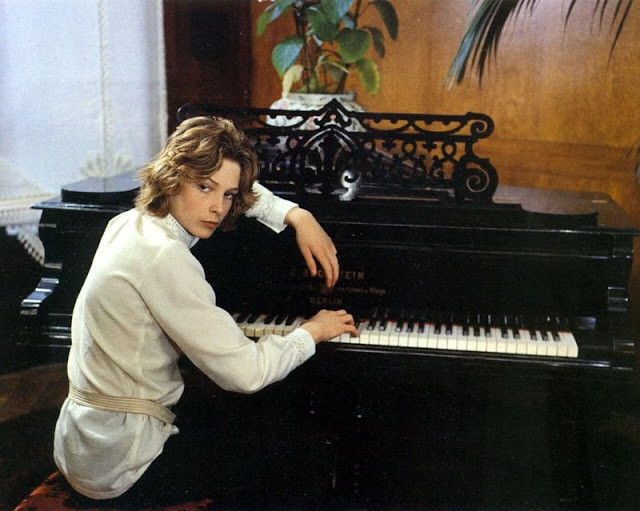 Năm ông 10 tuổi, sau khi mẹ tự tử, ông sống với cha dượng.