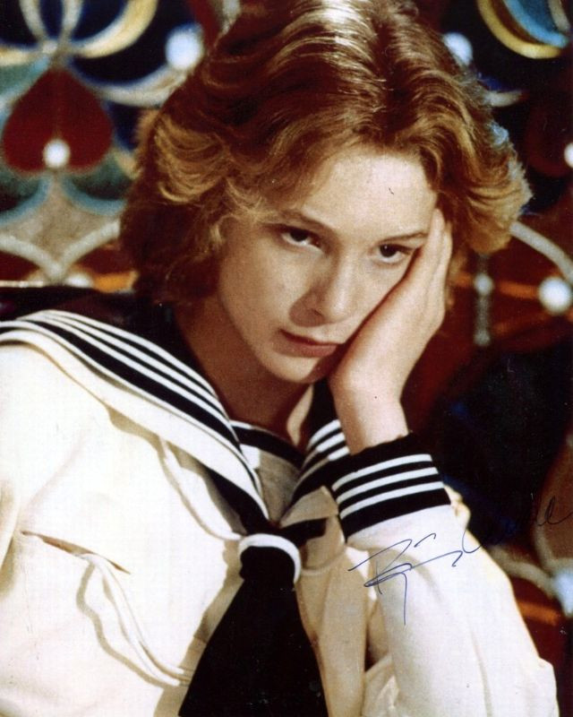 Thế nhưng, cũng chính vì gương mặt quá đỗi đẹp đẽ mà Bjorn phải nhận nhiều cái nhìn thèm thuồng, ghen tỵ của những gã trai gay, trong đó có người tình đồng tính của một vị đạo diễn.