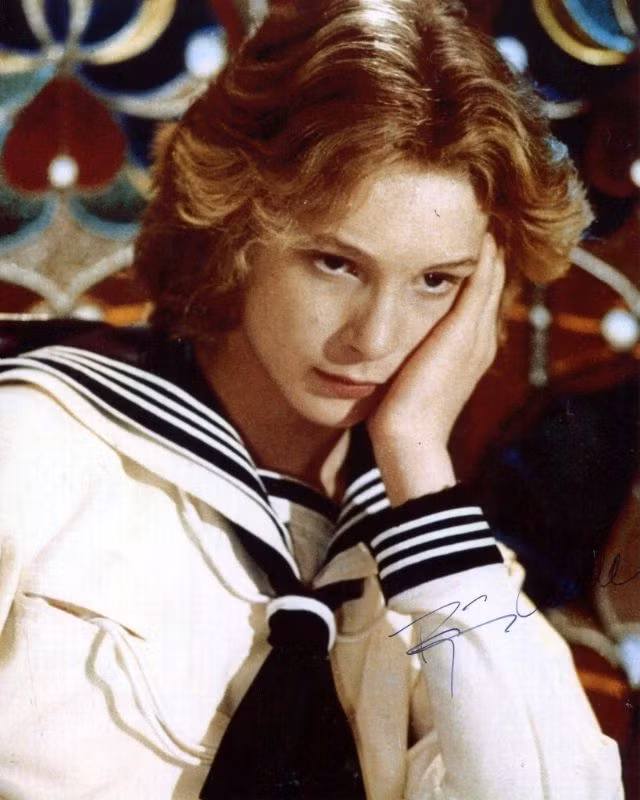 Thế nhưng, cũng chính vì gương mặt quá đỗi đẹp đẽ mà Bjorn phải nhận nhiều cái nhìn thèm thuồng, ghen tỵ của những gã trai gay, trong đó có người tình đồng tính của một vị đạo diễn.