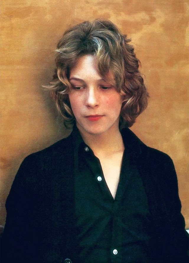 Thời điểm đó, ông được mệnh danh là "Cậu bé xinh đẹp nhất thế giới" nhờ vẻ đẹp được miêu tả là "phi giới tính, nửa trên lạnh lùng như băng giá, nửa dưới sở hữu sống mũi thẳng, đôi môi mỏng lại mang nét ngây thơ".