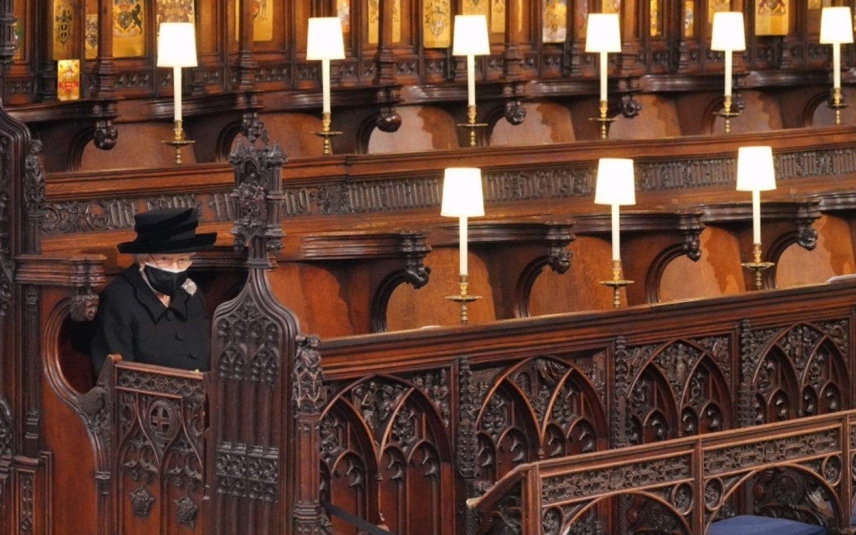 Năm 2021, là quãng thời gian nhiều thử thách với Nữ hoàng Anh Elizabeth II do ảnh hưởng từ đại dịch Covid-19, mối lo về sức khỏe và sự ra đi của Hoàng thân Philip, người chồng gắn bó hơn 70 năm.