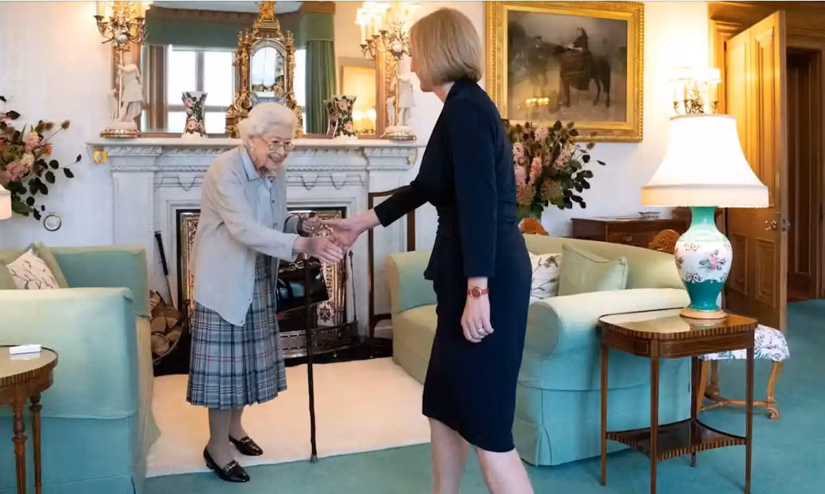 Trong suốt 70 trị vì, Nữ hoàng Anh đã bổ nhiệm 15 đời Thủ tướng. Đây là hình ảnh công khai cuối cùng của Nữ hoàng Anh vào ngày 6/9 khi bà bổ nhiệm Thủ tướng Liz Truss.