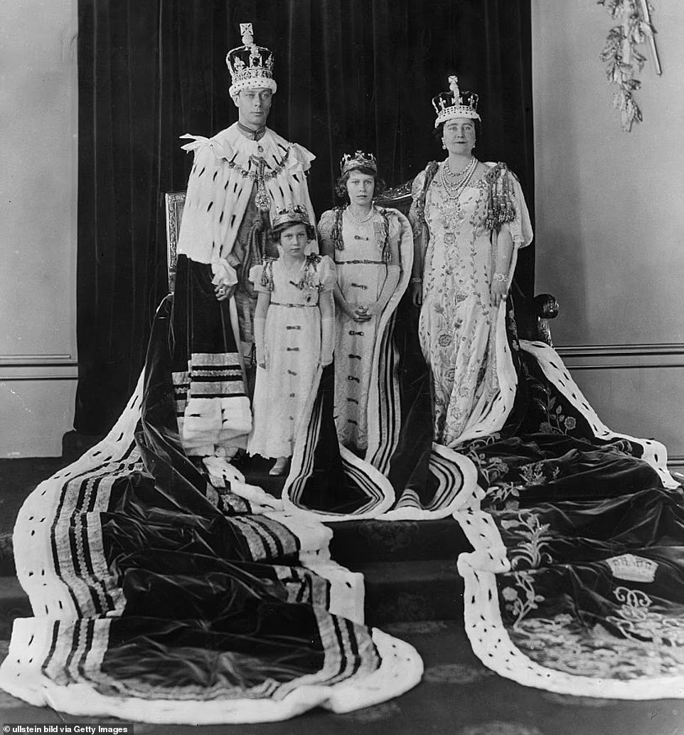 Sau quyết định thoái vị của Vua Edward VIII, cha của công chúa nối ngôi, trở thành Vua George VI, Công chúa Elizabeth theo đó trở thành người kế vị ngai vàng tương lai.