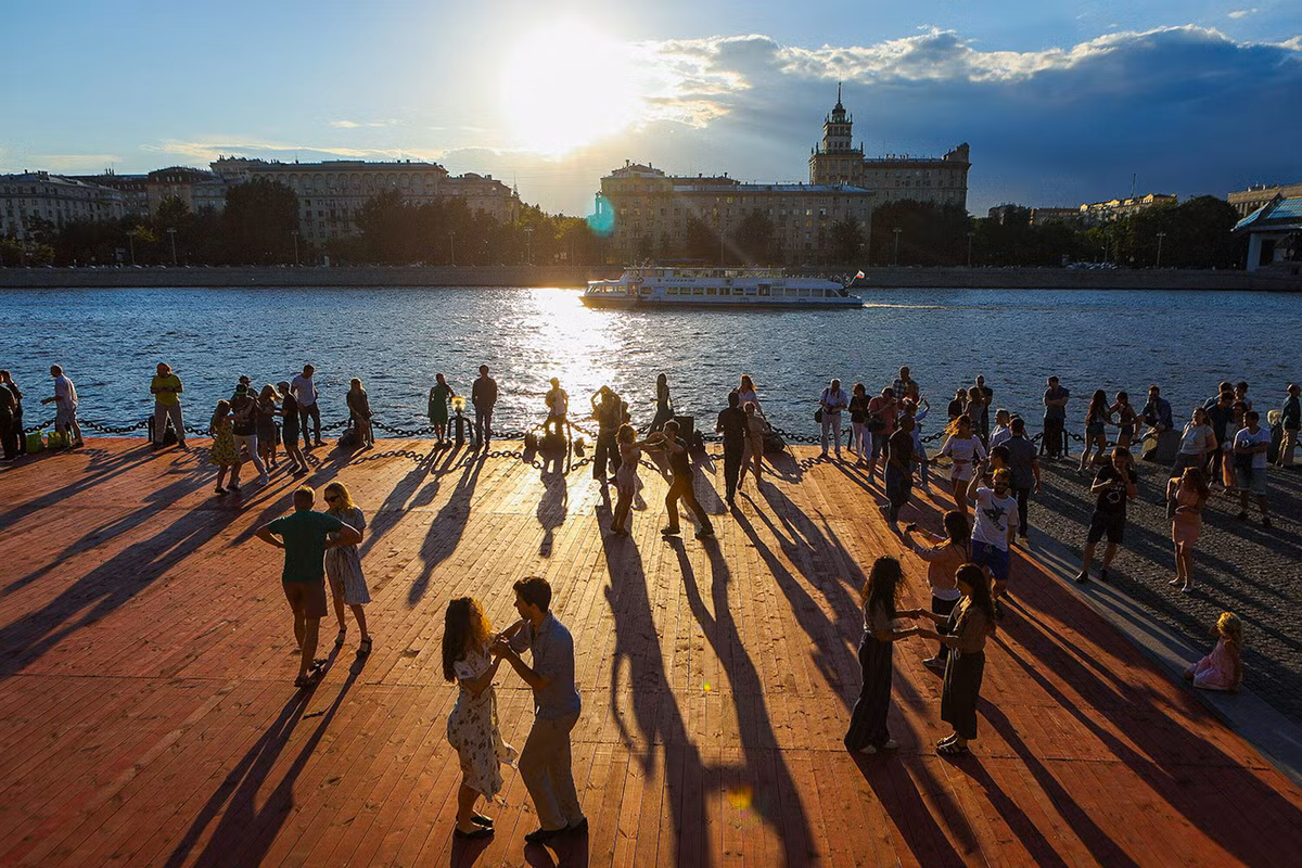 Vào cuối tuần, cung đường này được rất nhiều người qua lại tản bộ, tận hưởng không khí hay thưởng thức một ly cà phê hay rượu.