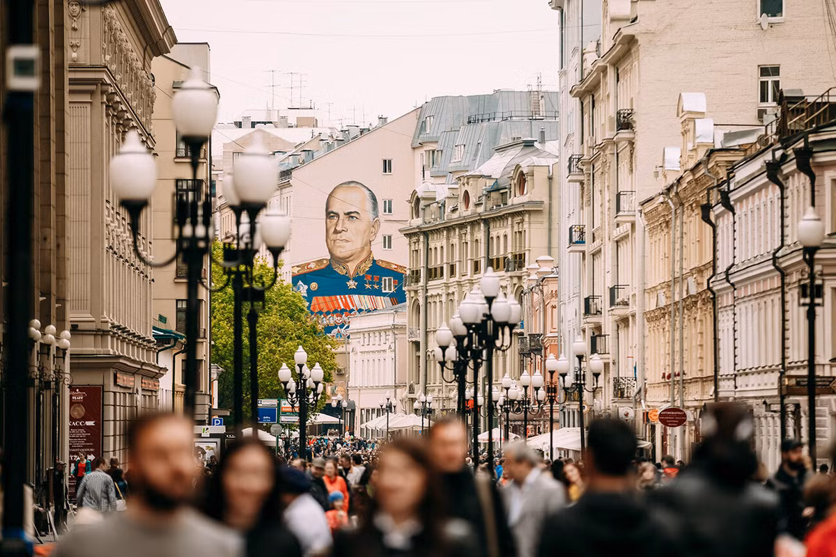 Arbat từng là nơi tập trung các nghệ sĩ đường phố, nhạc sĩ và các cửa hàng bán đồ lưu niệm. Giờ đây, các gian hàng lưu niệm đã chuyển đến các cửa hàng giữa phố, nhường chỗ cho người qua lại.