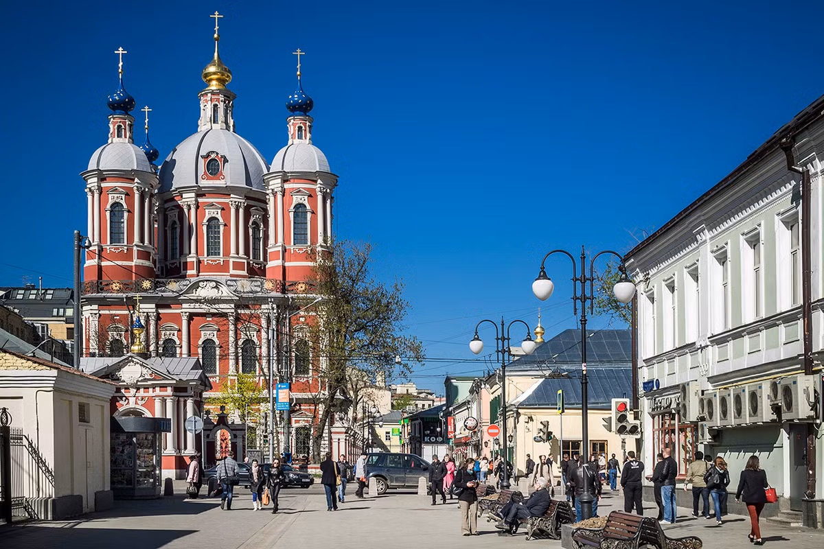 Tại đây, du khách có thể đi bộ đến bờ kè Kênh Vodootvodny, uống một ly cà phê raf kiểu Moscow thời thượng tại một trong những quán cà phê ở Quảng trường Shmelev.