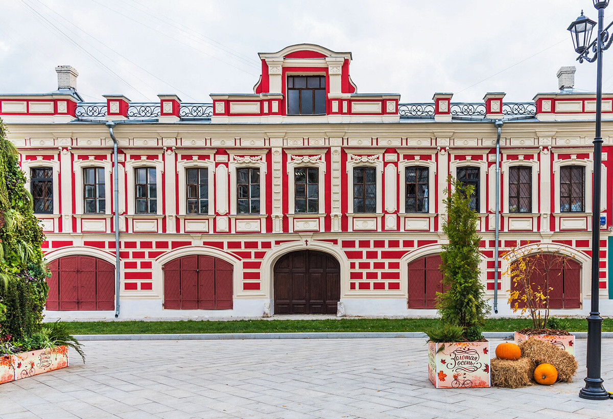 Vào thế kỷ 19, nơi đây là một trong những cửa ngõ vào thành phố, nơi dừng đỗ của rất nhiều xe buôn và người đánh xe. Cho tới ngày nay, ở nhiều ngôi nhà cổ, những cánh cổng dành cho ngựa và xe vẫn còn nguyên vẹn.