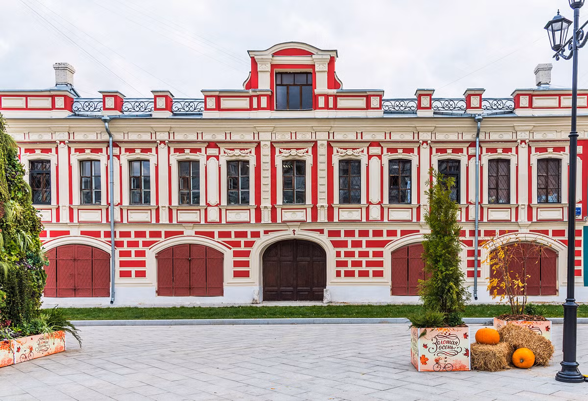 Vào thế kỷ 19, nơi đây là một trong những cửa ngõ vào thành phố, nơi dừng đỗ của rất nhiều xe buôn và người đánh xe. Cho tới ngày nay, ở nhiều ngôi nhà cổ, những cánh cổng dành cho ngựa và xe vẫn còn nguyên vẹn.