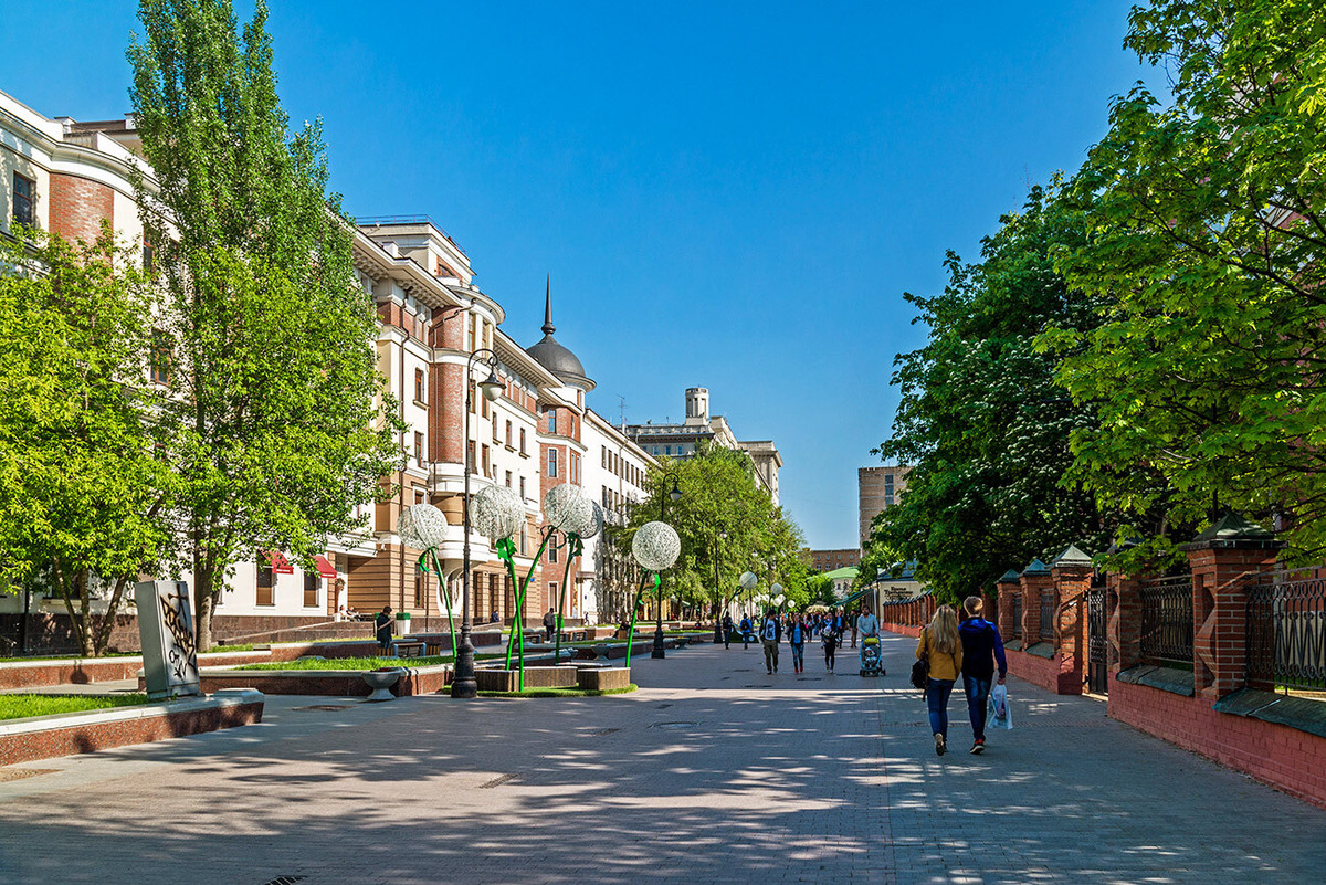 Một trải nghiệm không thể bỏ qua ở Moscow là Phòng trưng bày Tretyakov, nơi lưu giữ những tác phẩm quan trọng nhất của hội họa Nga. Trong đó, ngõ Lavrushinsky dọc theo các tòa nhà của phòng trưng bày dành cho người đi bộ.