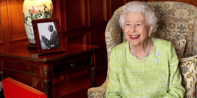 Với 70 năm trị vì, Nữ hoàng Elizabeth II được coi là quân vương có thời gian cai trị lâu nhất trong lịch sử Vương quốc Anh. Bà năm nay 96 tuổi, trở thành Nữ vương của 7 quốc gia tự trị thuộc Khối thịnh vượng chung, bao gồm Vương quốc Anh, Canada, Úc, New Zealand, Nam Phi, Pakistan và Ceylon, đồng thời là Người đứng đầu Khối thịnh vượng chung, khi mới 25 tuổi.